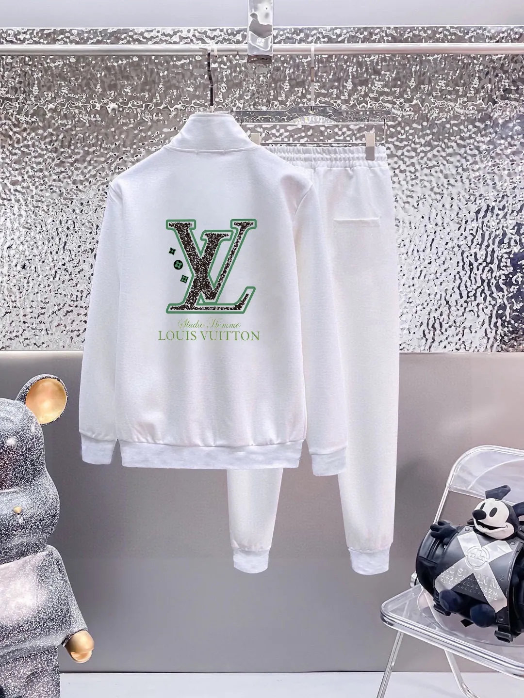 🅿️420 [LV Louis Vuitton] (Fat Man Gospel) hot-selling suit is coming. Focus on the original version of the official website. 2025 new hot-selling cardigan sweater suit. The original order is the best. 🇭🇰The meticulous work of top designers is dedicated to a fitting and perfect upper body effect. All-natural high-quality Roman cotton 100%, close-fitting comfort, noble and elegant! Original hardware embodies elegance and nobility! Counter size: M-5XL (maximum wear up to 220 pounds)